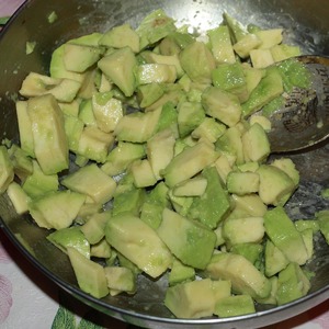 Тартар из макруруса с авокадо