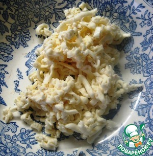 Яйца с сырно-огуречной начинкой