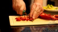 Восточный салат с говядиной, овощами и рисовой лапшой